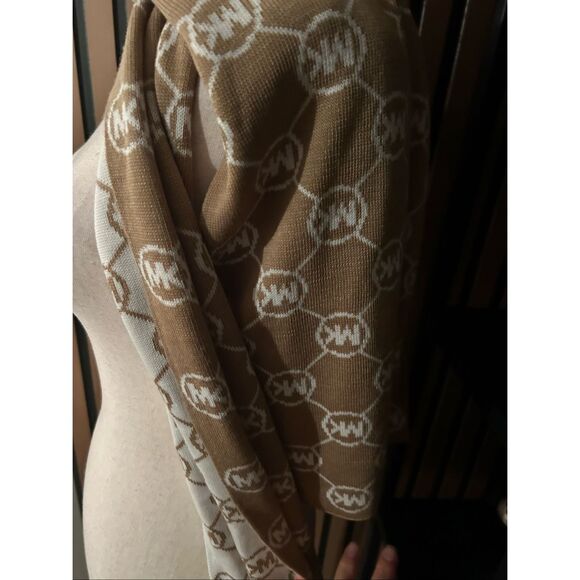 Michael Kors tan/brown hat and scarf winter stylish attire - Picture 6 of 6